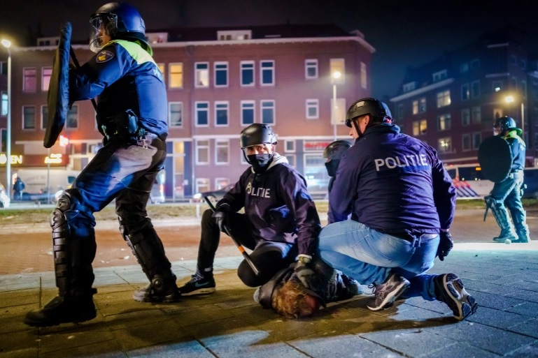 Holanda abalada pela terceira noite de tumultos por causa do toque de recolher Recolher Obrigatório devido ao COVID